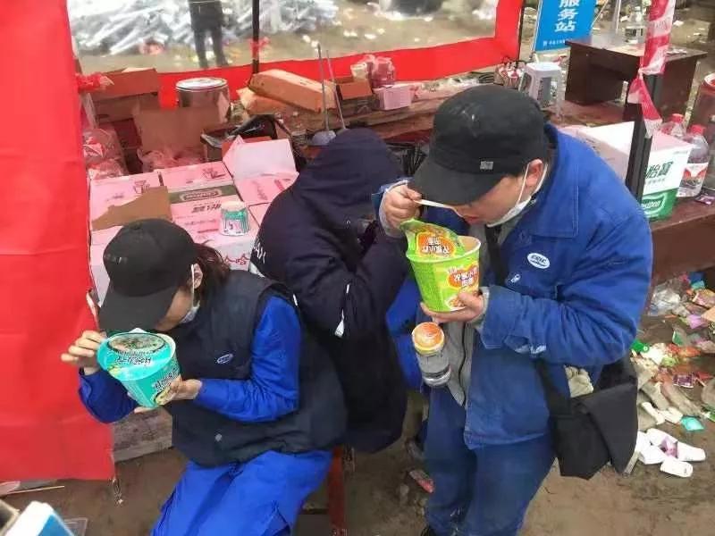 武船集團(tuán)援建突擊隊(duì)員通宵作業(yè)后，2月2日晨在施工現(xiàn)場(chǎng)吃早餐